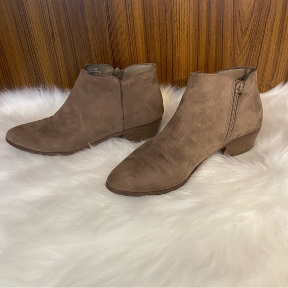 Sears women’s tan coloured  heeled booties‎ in size 8 - Picture 6 of 12